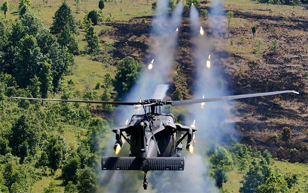 MH-60M DAP disparando foguetes